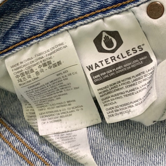 LEVI'S Wedgie High Rise Ripped Cropped Jeans Frayed Hem - Picture 9 of 9